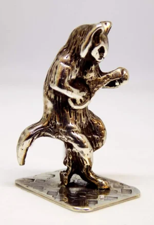 Ezüst gitározó macska figura